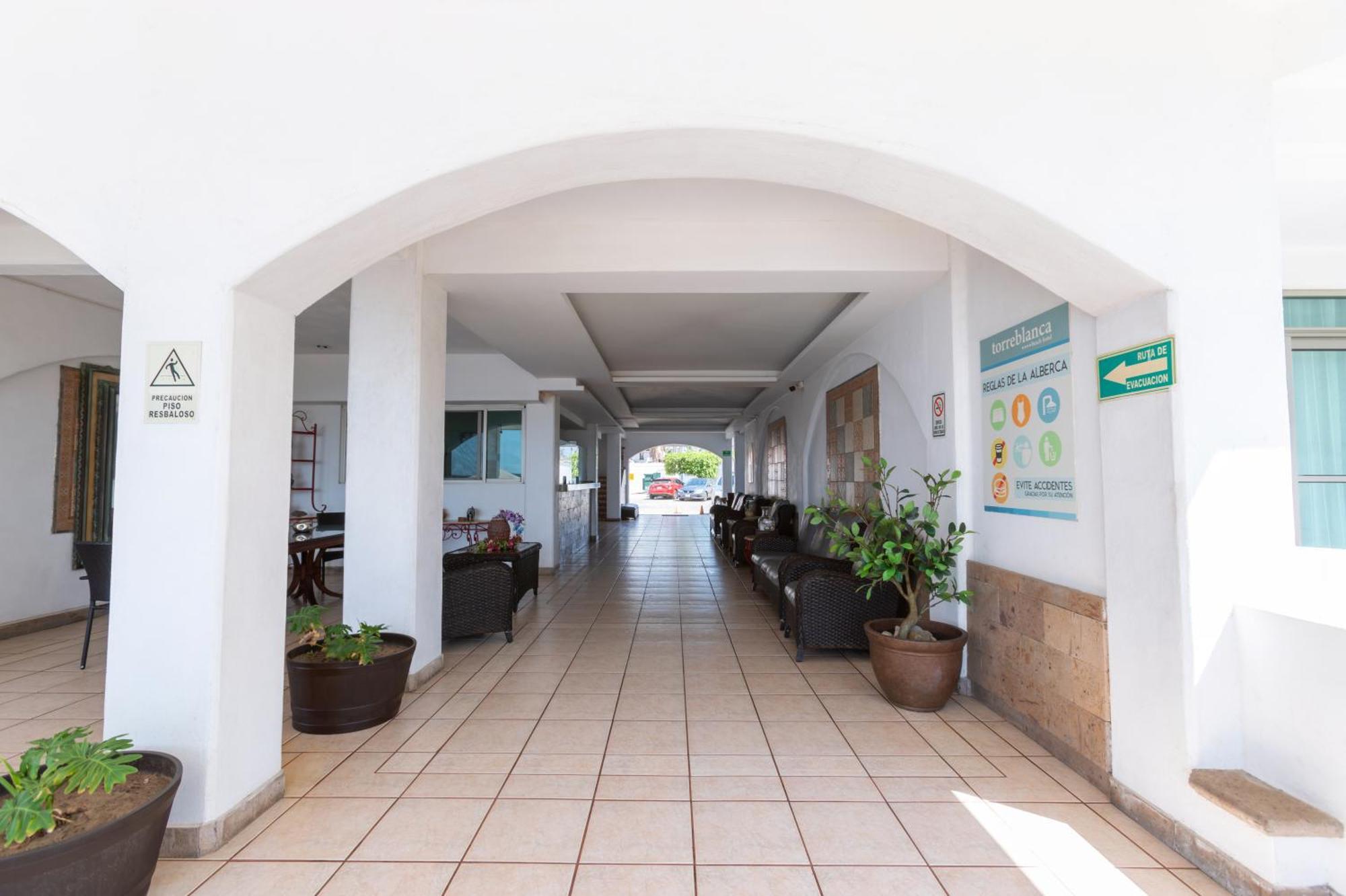 Torreblanca Beach Hotel And Suites Guayabitos - Desayuno Y Comida Incluido Рінкон-де-Гуаябітос Екстер'єр фото